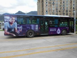 请问投放一个福州公交车身广告大概需要多少钱？